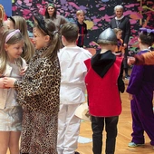 Były tańce, konkursy i przekąski. Współorganizatorem wydarzenia była fundacja parafialna, a na zabawę taneczną, konkursy, poczęstunek i zdjęcia z maskotkami zaproszone zostały również dzieci z parafii pw. Ducha Świętego, do której należy placówka.