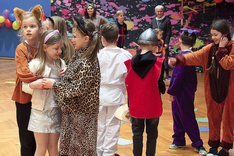 Były tańce, konkursy i przekąski. Współorganizatorem wydarzenia była fundacja parafialna, a na zabawę taneczną, konkursy, poczęstunek i zdjęcia z maskotkami zaproszone zostały również dzieci z parafii pw. Ducha Świętego, do której należy placówka.