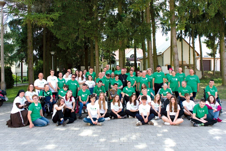 Rekolekcje połączone z wypoczynkiem w Dąbrowicy od lat gromadzą ludzi chorych i wolontariuszy, którzy im pomagają. 