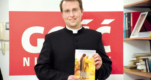 Kapłan pokazuje, że Stary Testament  nie jest „przestarzały”. Jest boleśnie aktualny. Opowiada o nas: o naszych złudzeniach, upadkach, zdradach,  ale też o możliwości powrotu do Boga.