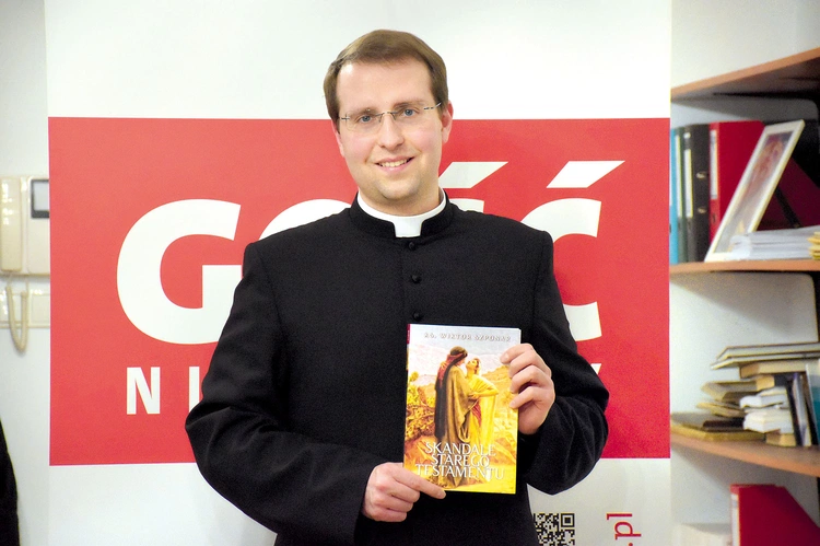 Kapłan pokazuje, że Stary Testament  nie jest „przestarzały”. Jest boleśnie aktualny. Opowiada o nas: o naszych złudzeniach, upadkach, zdradach,  ale też o możliwości powrotu do Boga.