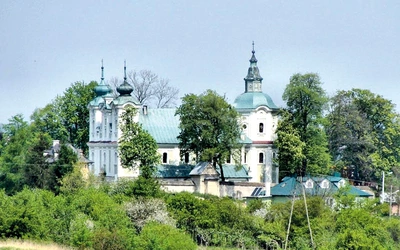 Obecny kościół parafialny wzniesiony został w latach 1775–1777. 