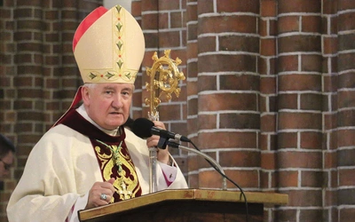 – Są prawdziwymi samarytanami: z prawie anielską dobrocią, delikatnością, cichością trwają przy chorych i niesprawnych – mówił o pracownikach ochrony zdrowia biskup warszawsko-praski.