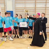 Puchar dla zwycięzców niesie bp Solarczyk.