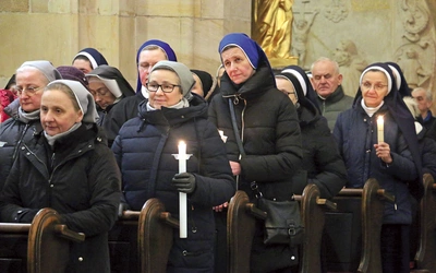 Odnowienie ślubów w czasie Mszy.