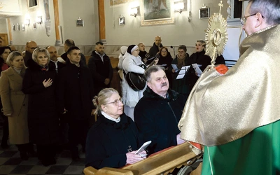 Na zakończenie małżonkowie otrzymali błogosławieństwo Najświętszym Sakramentem.