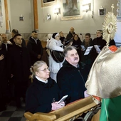 Na zakończenie małżonkowie otrzymali błogosławieństwo Najświętszym Sakramentem.