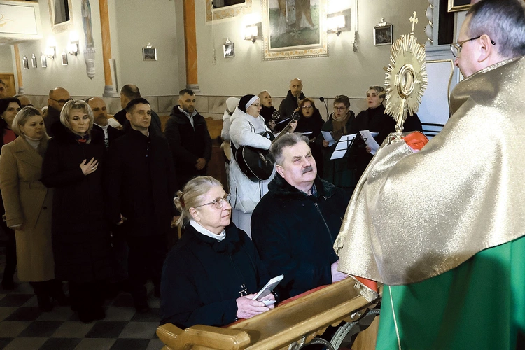 Na zakończenie małżonkowie otrzymali błogosławieństwo Najświętszym Sakramentem.