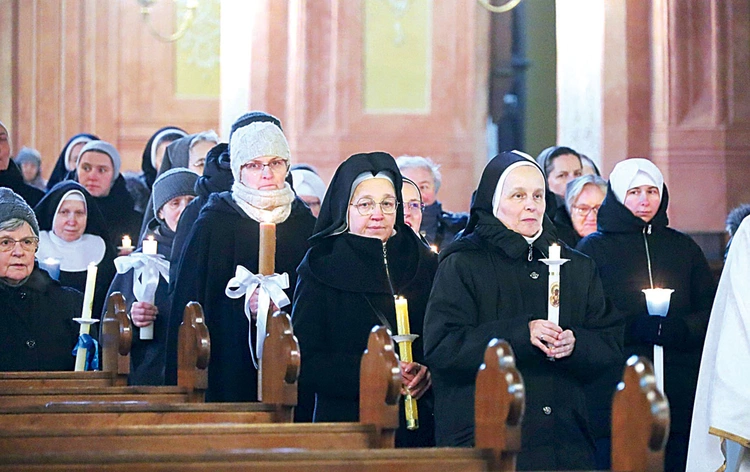  Dla członków zgromadzeń i zakonów 2 lutego jest szczególną datą. 
