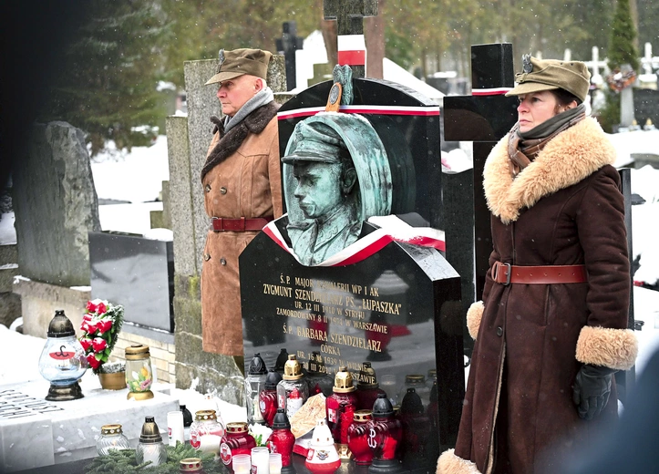 Legendarny dowódca V Brygady Wileńskiej AK od 24 kwietnia 2016 r. spoczywa w grobie, w którym została pochowana jego córka Barbara. Jego ciało odnaleziono na „Łączce” w 2013 r.