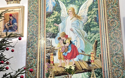 Kaplica Anioła Stróża. Z lewej obraz Matki Bożej Królowej Wszechświata z 1697 roku.