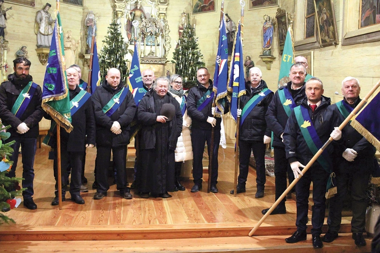 Poczty sztandarowe PZHGP  z kapelanem  ks. Józefem Żyłką po Mszy św. rocznicowej. 