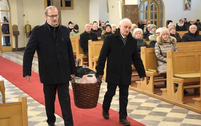 Kosz z żywnością w procesji z darami niosą panowie z rady parafialnej.