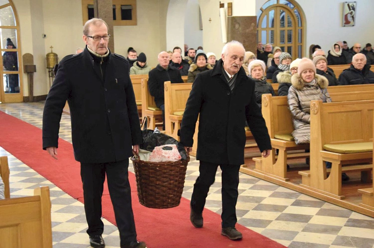Kosz z żywnością w procesji z darami niosą panowie z rady parafialnej.