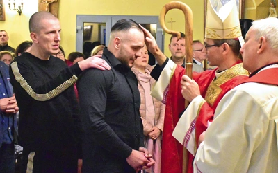 W wołowskiej jednostce penitencjarnej więźniowie regularnie przyjmują sakramenty.