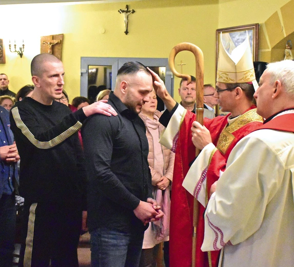 W wołowskiej jednostce penitencjarnej więźniowie regularnie przyjmują sakramenty.