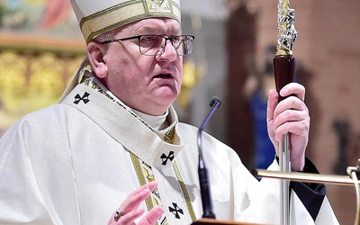 – Pójście drogą rad ewangelicznych jest okazją do tego, by odnowić w sobie pragnienie bycia znakiem Bożej obecności w świecie – zauważył abp Józef Górzyński.