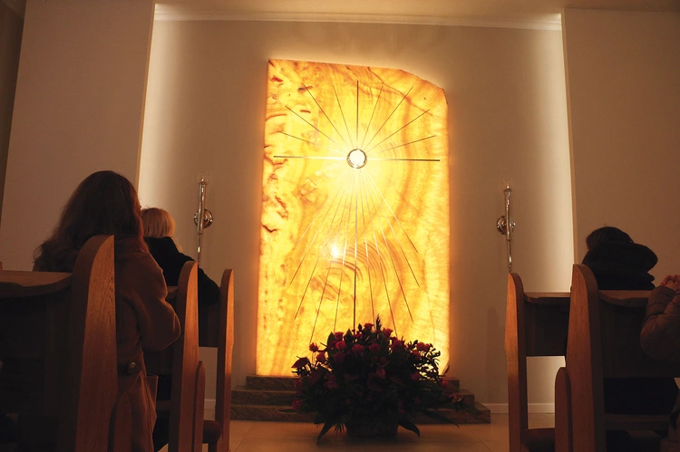 Kaplice Wieczystej Adoracji to miejsca, które szczególnie przeniknięte są Bożą obecnością. Na zdjęciu Dom Żywego Chleba – kaplica w Makowie Mazowieckim.