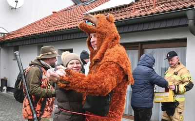 Charakterystyczny jest taniec misia  z gospodynią. 