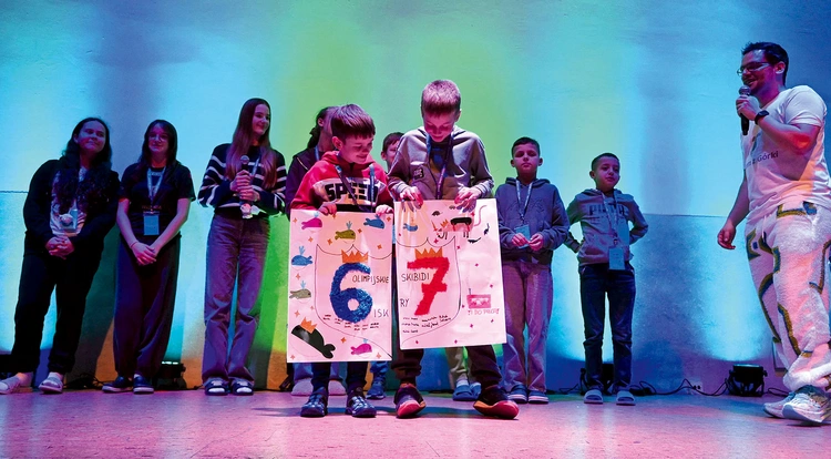 Prezentacja grup podczas ceremonii otwarcia – nawet  o. Nikodem i o. Francesco  byli w odświętnych, sportowych strojach.