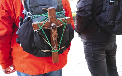 „Przychodzi w życiu człowieka taki czas, w którym warto na chwilę zostawić wszystko – dosłownie i w przenośni – by niczym apostołowie po prostu wyruszyć za Panem” – pisze arcybiskup.