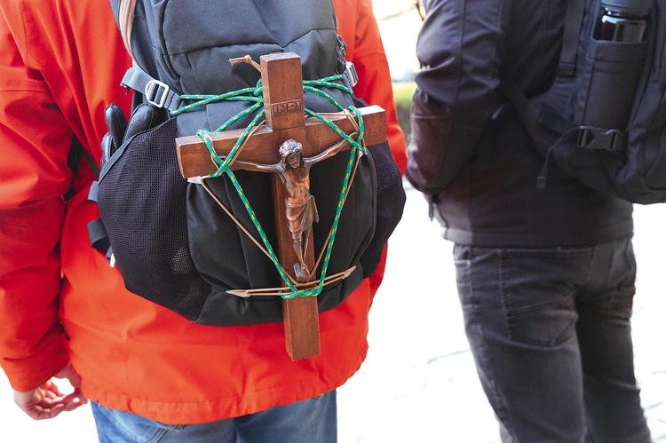 „Przychodzi w życiu człowieka taki czas, w którym warto na chwilę zostawić wszystko – dosłownie i w przenośni – by niczym apostołowie po prostu wyruszyć za Panem” – pisze arcybiskup.