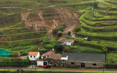 Osuwisko powstałe po ulewnych deszczach