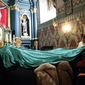 Schowaj się w ramionach Mamy...