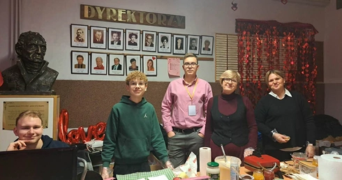 Uczniowie ze Szkolnego Koła Caritas połączyli walentynki ze Światowym Dniem Chorego
