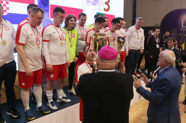 Polscy kapłani najlepsi w futsalu