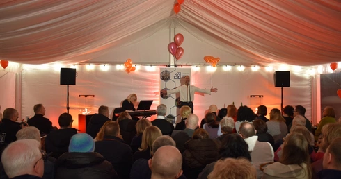 Rodzaj męski z przymrużeniem oka