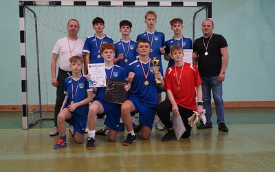 Młodsi lektorzy na boisku