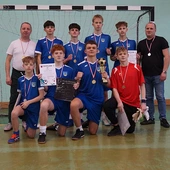 Młodsi lektorzy na boisku