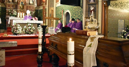 Pogrzeb ks. Bolesława Sylwestrzaka. W ostatnich latach był proboszczem w Malczycach