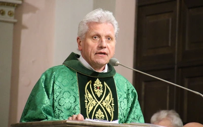 Płock. Siostry pasjonistki przy grobie założycielki