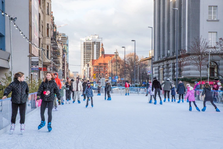 Region. Ostatnia tura ferii zimowych rusza w Polsce. Śląskie Kuratorium Oświaty uruchamia telefon interwencyjny