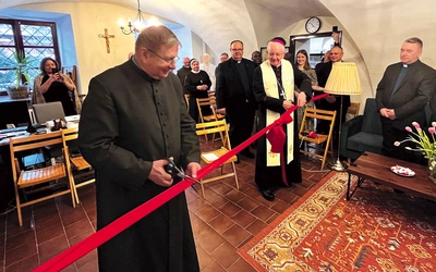 Dyrektor Sekcji Polskiej PKWP ks. prof. Jan W. Żelazny przecina symboliczną wstęgę.