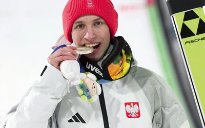 Kacper Tomasiak po swoim historycznym skoku w Predazzo, który dał mu drugie miejsce.