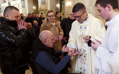 Kapłani (na zdjęciu ks. Marek Studenski) udzielili chorym sakramentu namaszczenia.