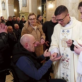 Kapłani (na zdjęciu ks. Marek Studenski) udzielili chorym sakramentu namaszczenia.