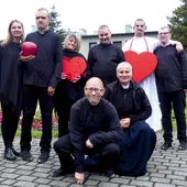 Chłopcy ze skoczowskiego Teatru „Edmundi” z siostrą Honoratą Klonowską i wolontariuszkami.