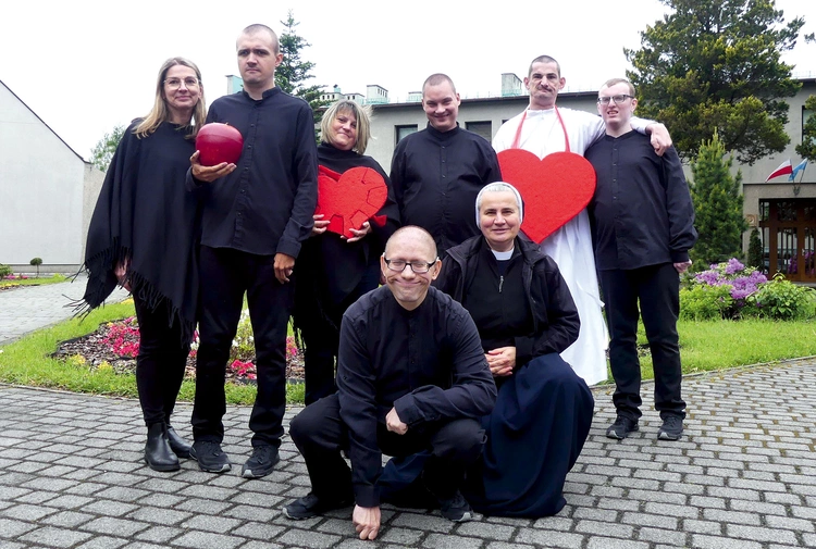 Chłopcy ze skoczowskiego Teatru „Edmundi” z siostrą Honoratą Klonowską i wolontariuszkami.