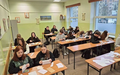 Uczniowie z Ostrowca przygotowali dla chorych własnoręcznie wykonane kartki – na znak pamięci i solidarności. 