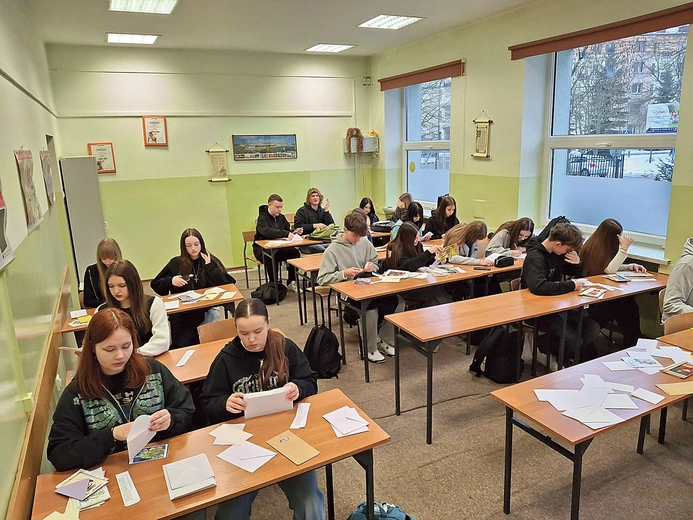 Uczniowie z Ostrowca przygotowali dla chorych własnoręcznie wykonane kartki – na znak pamięci i solidarności. 