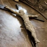  Jasna postać Ukrzyżowanego staje się znakiem nadziei dla ludzi kroczących w grzechu i ciemności (detal z katedralnego ołtarza).