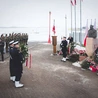 Po obu Mszach św. wierni udali się do puckiego portu i złożyli kwiaty pod Pomnikiem gen. Hallera. Na zdjęciu prezydent Nawrocki.