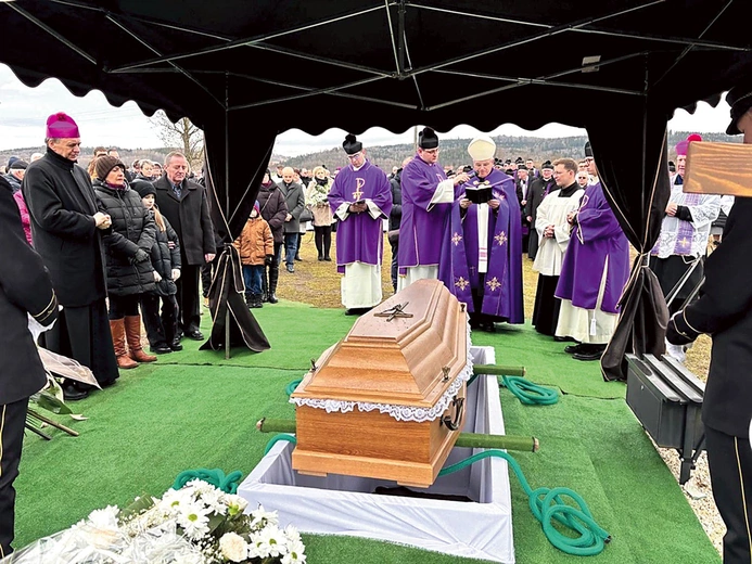 Obrzędom ostatniego pożegnania na cmentarzu przewodniczył biskup świdnicki Marek Mendyk.