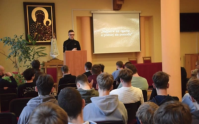 Konferencje głosili sami klerycy.