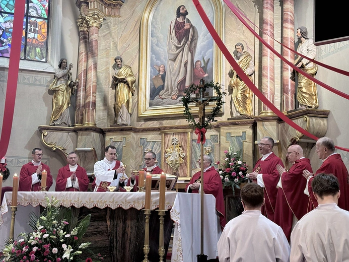 Uroczystości odpustowe odbywały się u Walencika i w Kościele parafialnym pw. św. Bartłomieja Apostoła. Na zdjęciu Msza św.  pod przewodnictwem abp. Andrzeja Przybylskiego.