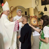 Bardzo często wizytacja jest połączona z udzielaniem sakramentu bierzmowania.